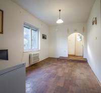 Kúpte si 4i RD + 2i RD s 2x garážou, veľká hala, 4196 m² STAV. POZEMOK