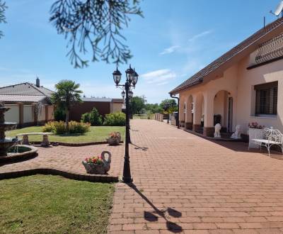 ZU VERMIETEN - Haus mit Pool und schönem Garten - Komjatice