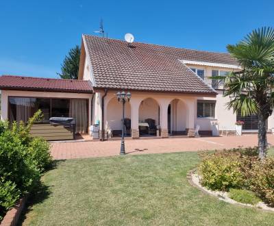 ZU VERMIETEN - Haus mit Pool und schönem Garten - Komjatice