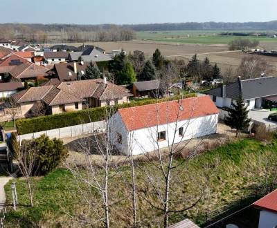 Neubau eines malerischen Hauses auf einem großzügigen Grundstück.Rajka