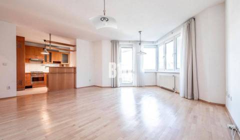 Kaufen 4-Zimmer-Wohnung, 4-Zimmer-Wohnung, Bratislava - Staré Mesto, S