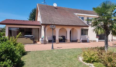 ZU VERMIETEN - Haus mit Pool und schönem Garten - Komjatice