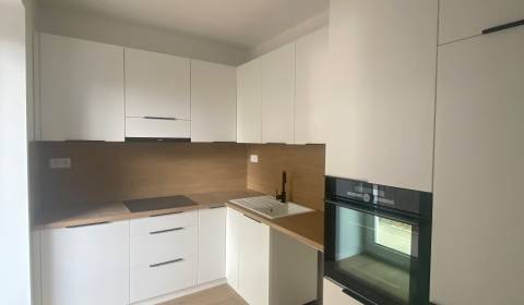 Kaufen 3-Zimmer-Wohnung, 3-Zimmer-Wohnung, Trenčianska, Bratislava - R