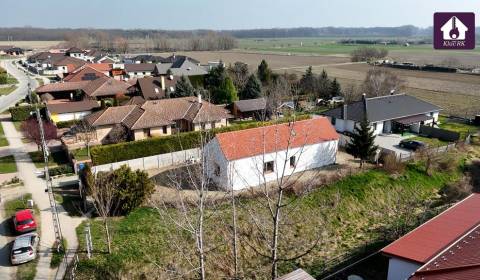 Neubau eines malerischen Hauses auf einem großzügigen Grundstück.Rajka