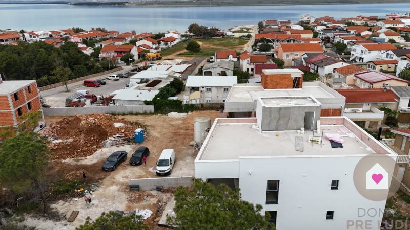 Ostrov VIR-Predaj nového veľkometrážneho 3i apartmánu s krytou terasou a pozemkom o výmere 140 m2 250m od mora