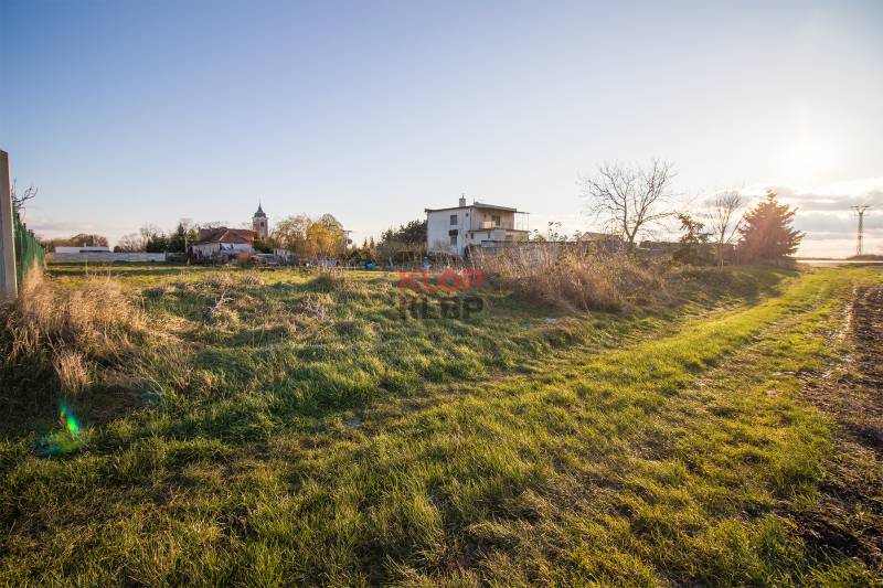 Kúpte si VEĽKÝ, SLNEČNÝ stavebný pozemok S POVOLENÍM a IS v Pavliciach