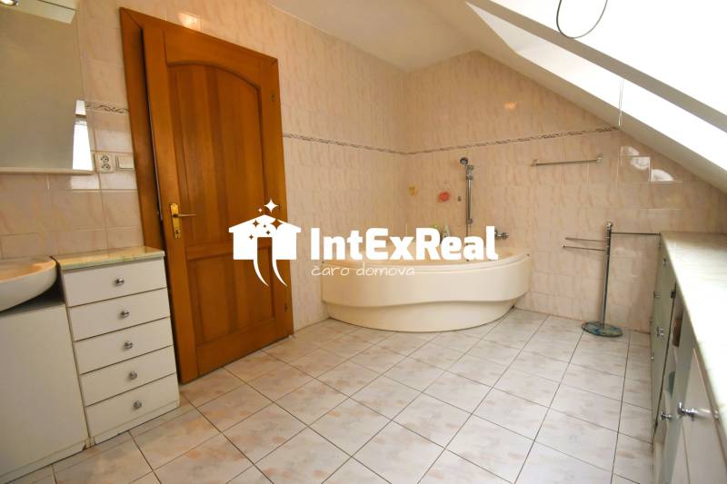 Pôvabný domov  v tíšku obce Veľké Úľany,  na predaj 7 izb. RD  , viac na: https://reality.intexreal.sk/