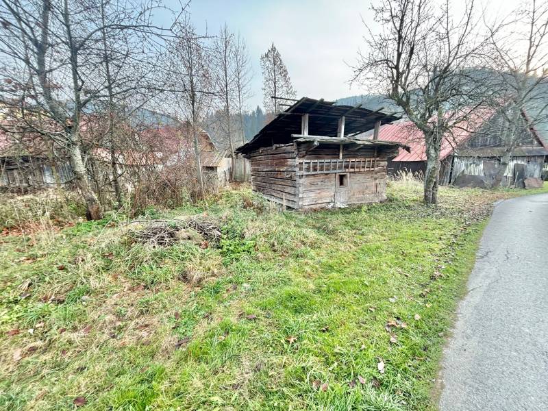 Dom s pozemkom a hosp. budovami